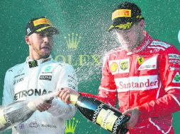 Lewis Hamilton (izq.) y Sebastian Vettel se disputarán la supremacía de la Fórmula Uno en China. AFP /