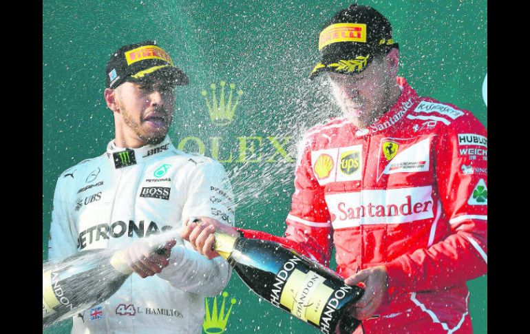 Lewis Hamilton (izq.) y Sebastian Vettel se disputarán la supremacía de la Fórmula Uno en China. AFP /