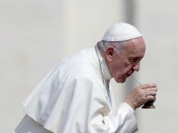 El papa Francisco bebe mate tras su audiencia general de los miércoles en la plaza de San Pedro. EFE / A. Carconi