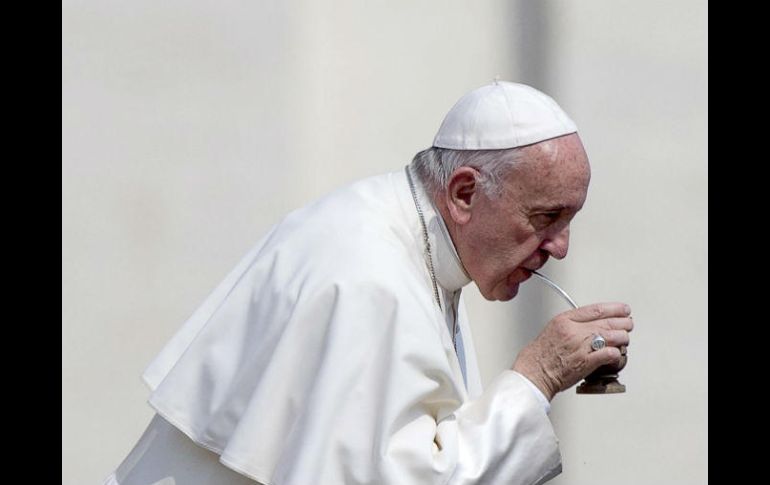 El papa Francisco bebe mate tras su audiencia general de los miércoles en la plaza de San Pedro. EFE / A. Carconi