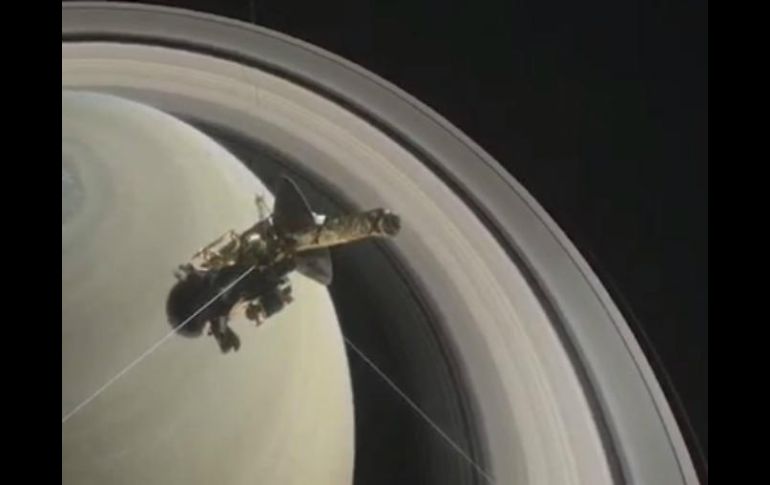 La nave espacial Cassini de la NASA orbita Saturno desde hace 13 años. TWITTER / @CassiniSaturn