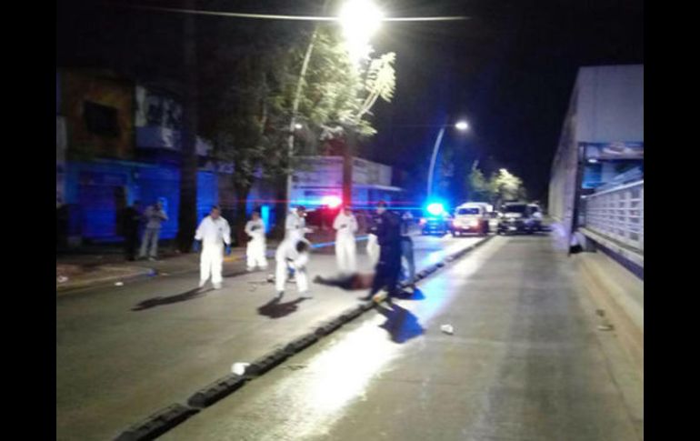 El cuerpo del hombre fue encontrado la madrugada de este jueves en el cruce de la Calzada Independencia y Revolución. ESPECIAL /