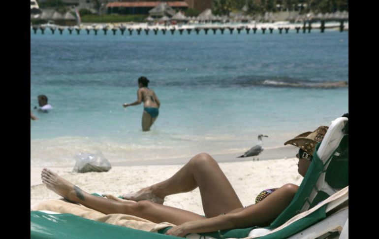 El número de males asociados a tomar el sol indiscriminadamente crece cada día. AP / ARCHIVO