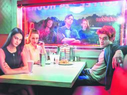 Elenco. De izquierda a derecha, Camila Mendes, 'Verónica'; Lili Reinhart, 'Betty' y K. J. Apa como 'Archie'. ESPECIAL / CORTESÍA WARNER CHANNEL