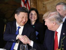 Xi Jinping, mandatario chino, y Donald Trump, presidente de EU, en una demostración de 'amistad'. AP / A. Brandon