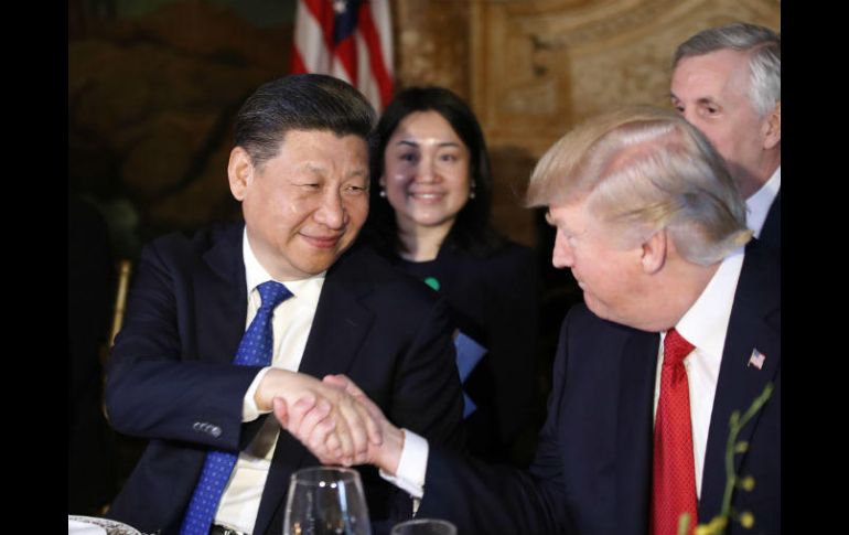 Xi Jinping, mandatario chino, y Donald Trump, presidente de EU, en una demostración de 'amistad'. AP / A. Brandon