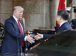 Donald Trump y Xi Jinping se dan la mano durante su reunión en el club privado Mar-a-Lago. AP / A. Brandon