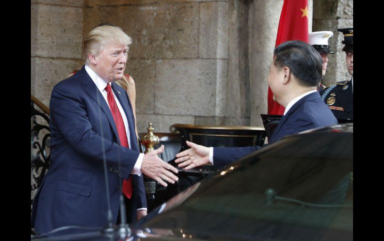 Donald Trump y Xi Jinping se dan la mano durante su reunión en el club privado Mar-a-Lago. AP / A. Brandon