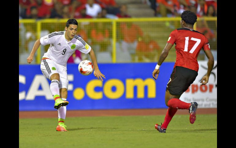 Jiménez (I) se lesionó durante su participación en la eliminatoria mundialista con la Selección mexicana. MEXSPORT / ARCHIVO