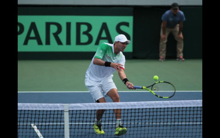 Hans Hach impuso su experiencia en el primer juego de Copa Davis y le da el primer punto a México. EL INFORMADOR / F. Atilano