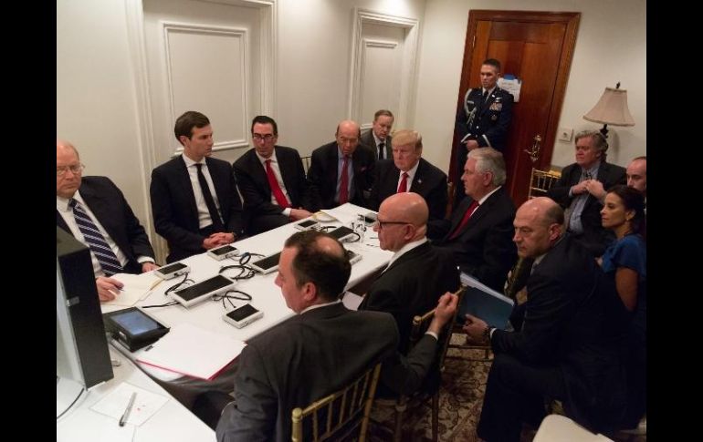 La imagen no fue tomada propiamente en un 'war room' sino en un lugar seguro cercano a la residencia de Mar-a-Lago, en Florida. ESPECIAL / Casa Blanca