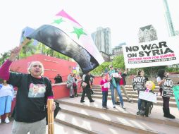 Inconformes se manifiestan en Los Angeles contra la embestida militar del Gobierno de Washington en territorio sirio. AFP /