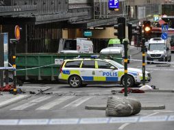 El camión, un vehículo de reparto robado minutos antes del atentado, fue remolcado esta madrugada para ser analizado. EFE / J. Ekstromer