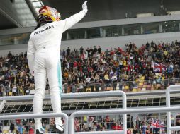 Lewis Hamilton saluda a los asistentes a la ronda de clasificación. AP / T. Takahashi