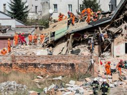 La policía especula con que la construcción podría haberse caído debido a una explosión de gas. EFE / M. Kulczynski