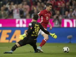 Buerki, portero del Borussia (I), comete falta a Robert Lewandowski (Di. AP / S. Hoppe