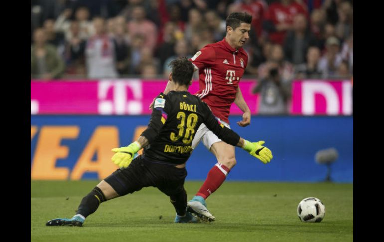 Buerki, portero del Borussia (I), comete falta a Robert Lewandowski (Di. AP / S. Hoppe