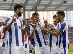 El partido celebrado en el estadio Do Dragao tuvo como máximo dominador al equipo local que se impuso por diferencia de tres goles. EFE / J. Coelho