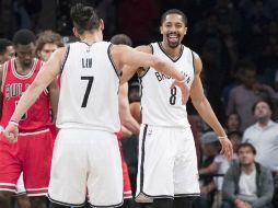 Spencer Dinwiddie (8) anotó cuatro tiros libres en los últimos 13 segundos. AP / M. Altaffer