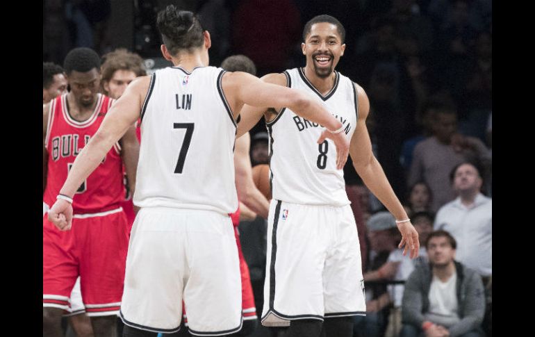 Spencer Dinwiddie (8) anotó cuatro tiros libres en los últimos 13 segundos. AP / M. Altaffer