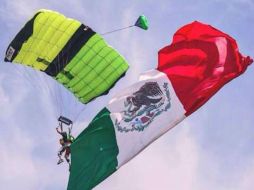 Otros paracaidistas mexicanos en el evento cumplieron un salto en homenaje a Rubalcaba. FACEBOOK / hector.estevezcampos