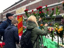 Personas rinden tributo y depositan flores para las víctimas del ataque. XINHUA F. Yiming  /