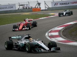 Hamilton conduce su Mercedes en el circuito de Shanghái. EFE / D. Azubel