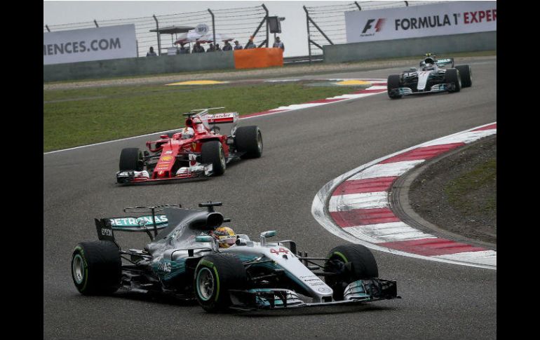 Hamilton conduce su Mercedes en el circuito de Shanghái. EFE / D. Azubel