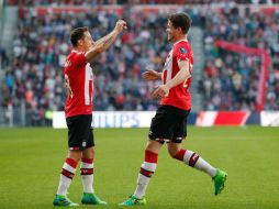 Guardado (I) y Van Ginkel (D) celebran la victoria de los Granjeros. TWITTER / @psveindhoven