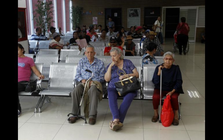 La demencia senil genera gran impacto en las familias de los pacientes, debido al tiempo que demandan los cuidados especiales. EL INFORMADOR / ARCHIVO