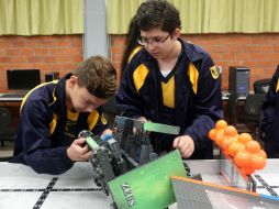 Antoni Alejandro Hernández González y Christopher Jahir Durán Zúñiga, estudiantes de la Secundaria 40, hacen mejoras a un robot. EL INFORMADOR / M. Vargas