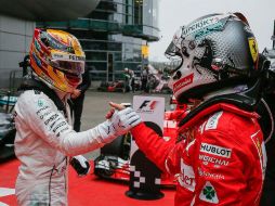 Lewis Hamilton (izq.) y Sebastian Vettel (der.), han sido los protagonistas en lo que va de la temporada 2017 de la Fórmula Uno. EFE / R. Pilipey