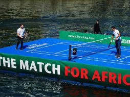 Vestidos de manera casual, los deportistas tuvieron que pasarse la pelota con suavidad para evitar que ésta cayera al río. AFP / M. Buholzer