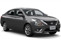 En el año fiscal de Nissan, de abril de 2015 a marzo de 2016, el vehículo más vendido fue Nissan Versa con 91 mil 129 unidades. ESPECIAL / nissan.com.mx