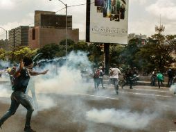 Las protestas contra el gobierno de Nicolás Maduro han dejado decenas de heridos y detenidos. ESPECIAL / XINHUA / B. Vergara