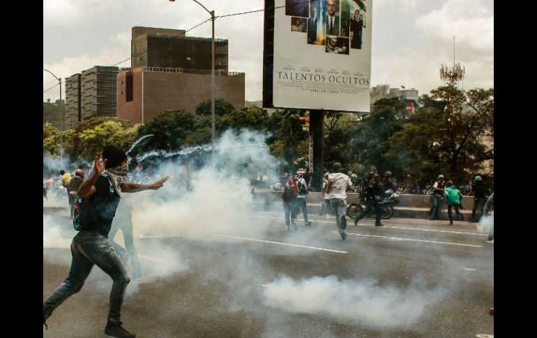 Las protestas contra el gobierno de Nicolás Maduro han dejado decenas de heridos y detenidos. ESPECIAL / XINHUA / B. Vergara