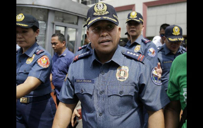 El director general de la Policía Nacional, Ronald dela Rosa, habla con los medios sobre el operativo en la isla. AP / E. Favila