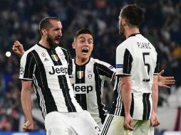 Bonucci (I), Dybala (C) y Pjanic (D) celebran el tercer tanto de la Juventus. AFP / M. Medina