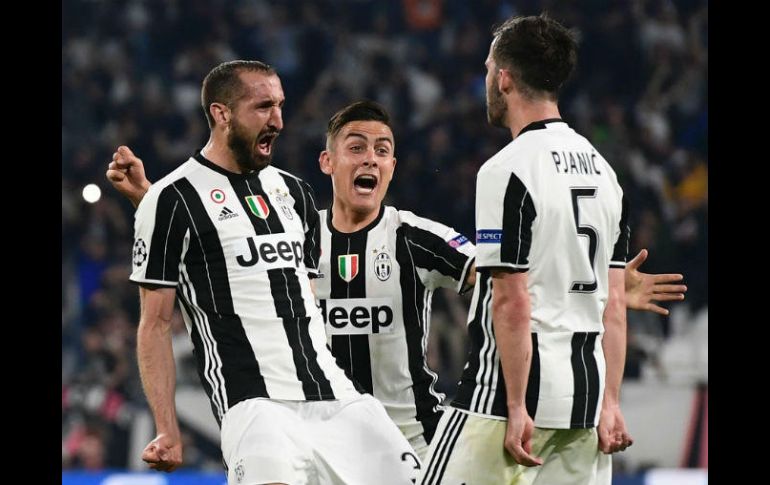 Bonucci (I), Dybala (C) y Pjanic (D) celebran el tercer tanto de la Juventus. AFP / M. Medina