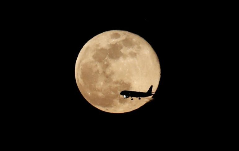 Los nativos americanos nombraron Luna rosada a la primera luna llena que ocurría después de la llegada del equinoccio de primavera. EFE / ARCHIVO