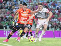 Partido pobre. Jaguares y León quedaron a deber a la afición. En la foto: Juan Patiño (izquierda) y Mauro Boselli. MEXSPORT /