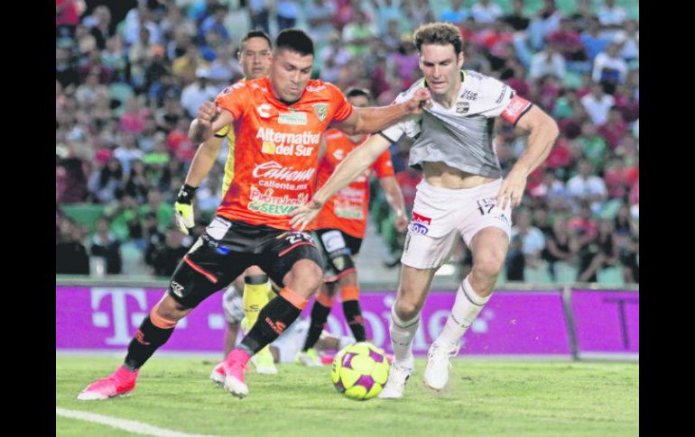 Partido pobre. Jaguares y León quedaron a deber a la afición. En la foto: Juan Patiño (izquierda) y Mauro Boselli. MEXSPORT /