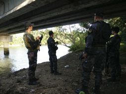 Soldados filipinos montan guardia junto a un río durante una operación militar contra el grupo yihadista Abu Sayyaf. EFE / M. Ortega