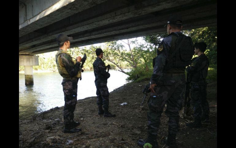 Soldados filipinos montan guardia junto a un río durante una operación militar contra el grupo yihadista Abu Sayyaf. EFE / M. Ortega