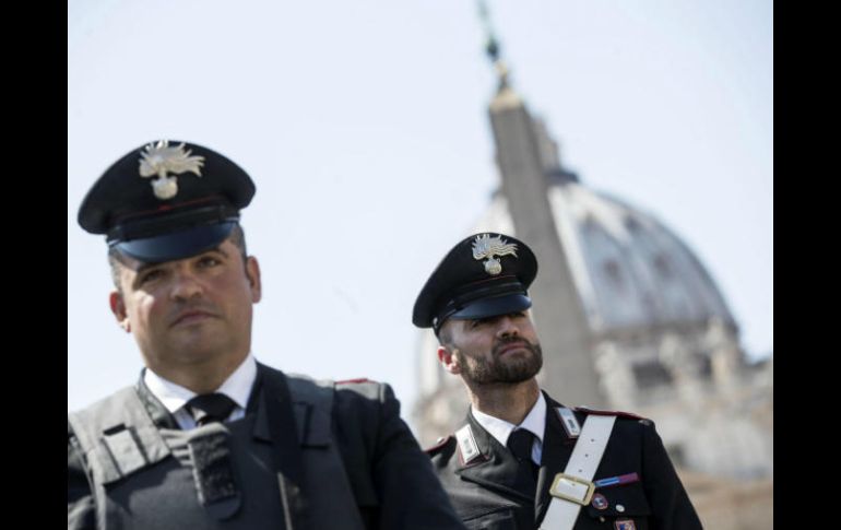 Los puestos de vigilancia son colocados en zonas estratégicas como los diversos accesos a la plaza vaticana. EFE / M. Percossi