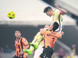 Oribe Peralta conecta el balón de cabeza para conseguir la anotación que le dio el triunfo a las Águilas ante el Necaxa. MEXSPORT /