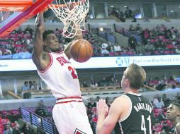 Jimmy Butler clava el balón para conseguir dos de los 25 puntos con los que colaboró para la victoria de los Bulls ante los Nets. AP / D. Banks