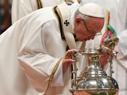 En la ceremonia, Francisco bendijo los santos óleos que serán usados durante el próximo año. AFP / A. Pizzoli