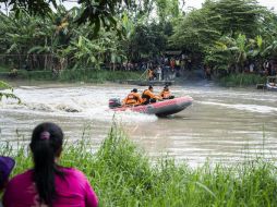 Un equipo de rescate recorre el río en busca de sobrevivientes. AFP / J. Kriswanto