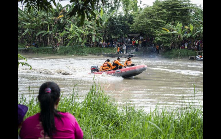 Un equipo de rescate recorre el río en busca de sobrevivientes. AFP / J. Kriswanto